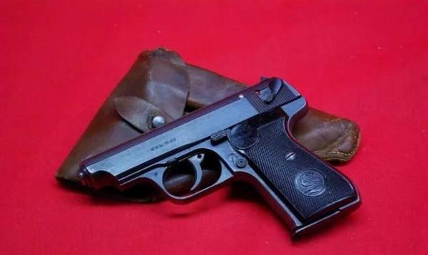 這十把手槍曾是“名將”的配槍，每一把都是軍工的傑作