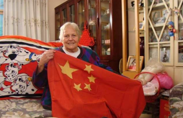 美國姑娘在華執教70年，周總理特批綠卡，家裡五星紅旗誰都不讓碰