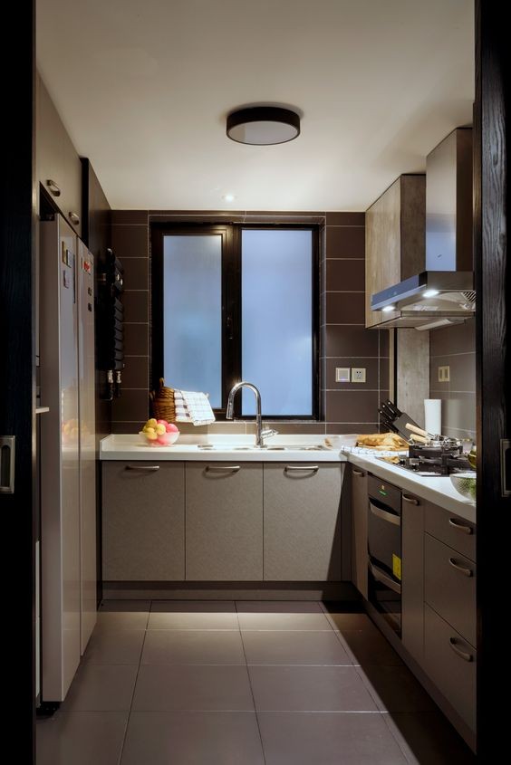 同樣是做U型廚房，她給側邊做掏空處理，塞進冰箱做最佳佈局