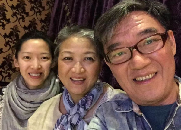 69歲李立群凌晨收工，現身內地蒼蠅小館，眼神迷濛興奮喝伏特加