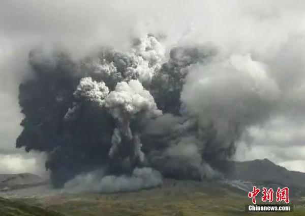 日本阿蘇火山發生噴發 火山灰直衝天際
