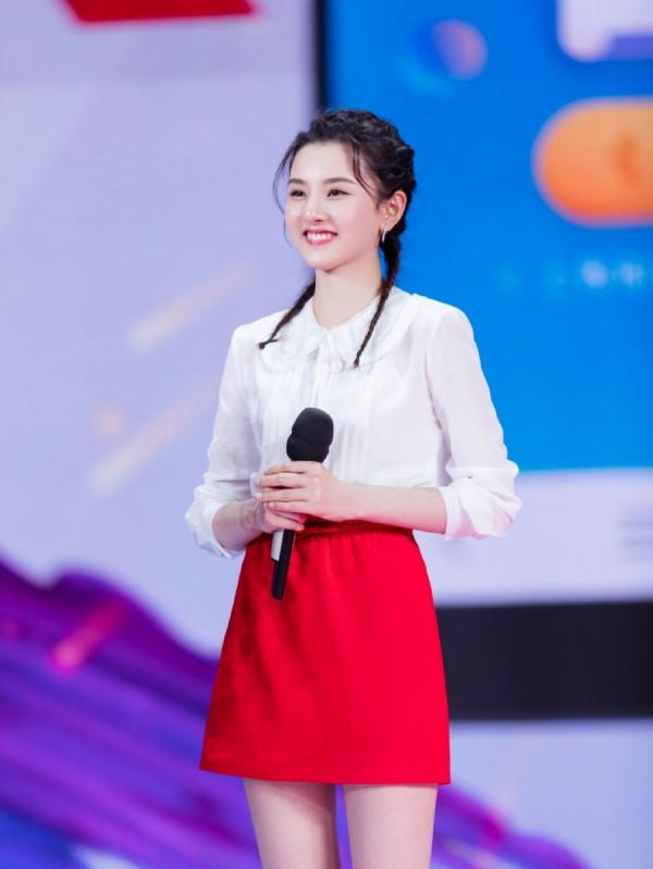 38歲張柏芝現身機場，和20歲的宋祖兒同穿黑色，網友：傻傻分不清