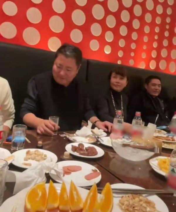 文代會眾星聚會：陳道明吳剛熱聊，杜江喝到臉紅，齊唱祝願祖國好