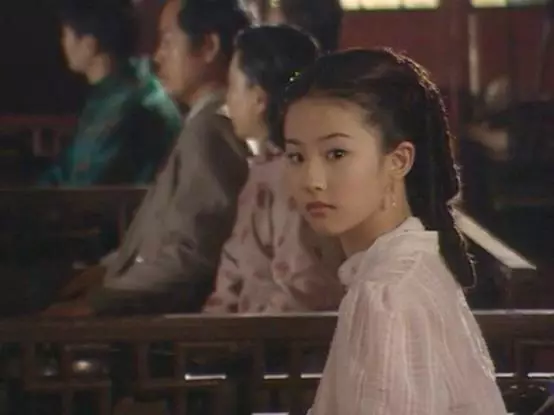 只可遠觀卻無關風月，神仙姐姐劉亦菲為何如此鍾情琥珀？