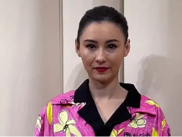 一個比一個P得狠!離開了打光和精修,女明星們到底長什麼樣? 一個比一個P得狠!離開了打光和精修,女明星們到底長什麼樣?