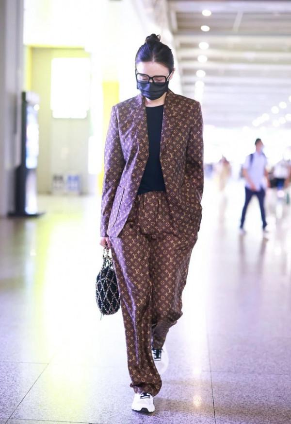宋佳真敢穿，滿身大牌logo也高階，西裝+褲子=3.8萬，造型夠亮眼