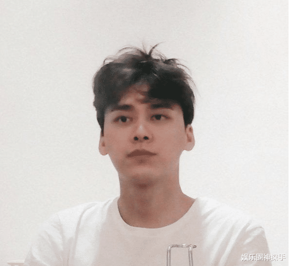 181cm李易峰現身某活動,穿內增高合影,比對方高出一點 181cm李易峰現身某活動,穿內增高合影,比對方高出一點