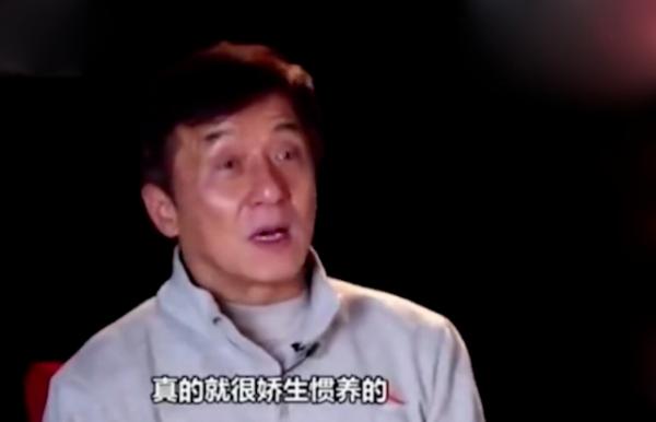 拍戲靠摳圖、1公里內必有五星酒店，“塑膠演員”的下限有多低？