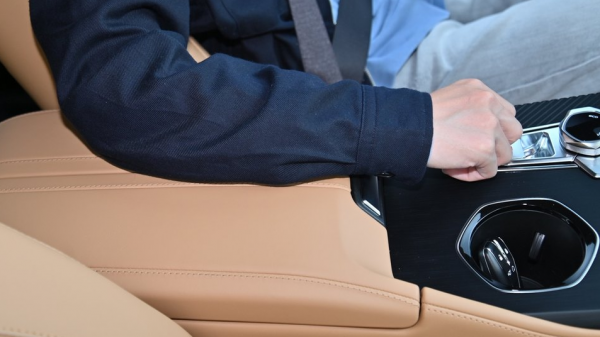 留給特斯拉的時間不多了，長安混動車型來襲，底盤讓人又愛又恨？