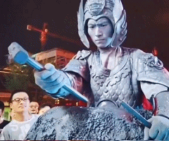 嚴肅的表演者,為自己的失誤忍不住笑場了 嚴肅的表演者,為自己的失誤忍不住笑場了