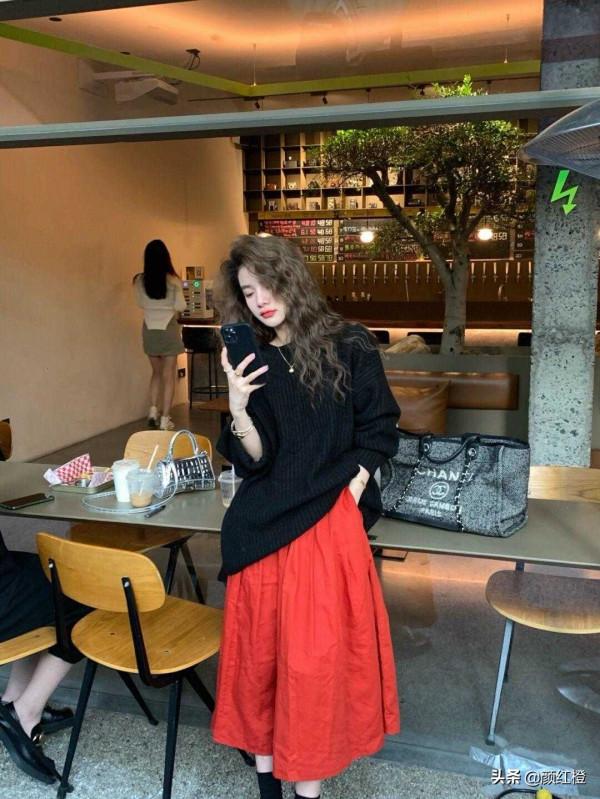 冬天不要只會穿黑白灰，“紅色”搶眼高調又顯白，時髦又有氣場