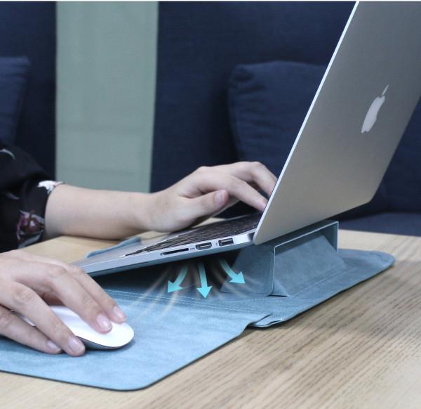 電腦包除了能做支架，竟然還能當滑鼠墊用？