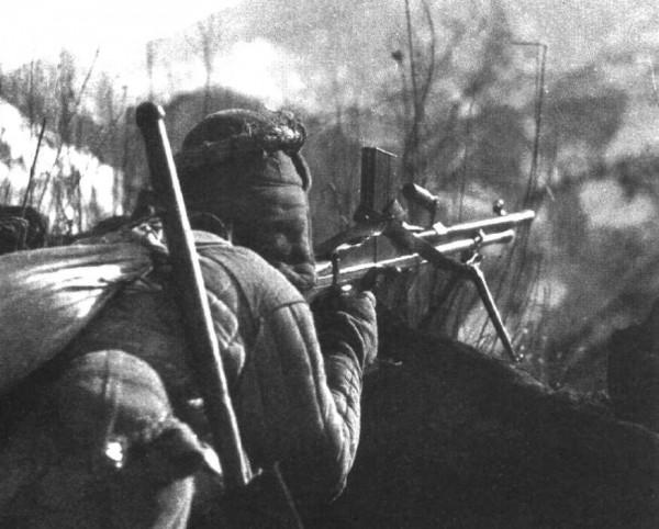 王牌軍裝備1200多挺機槍，圍殲美軍精銳時，發揮了多大作用？