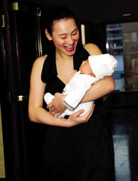 “豪門棄婦”梁洛施的悲傷，2年生3子，為何李家就是不娶她進門