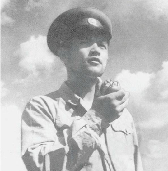 2018年林虎將軍病故北京，遺物除了手槍匕首飛行裝具，另有結婚照