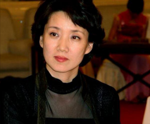 “央視主播”李修平：有過一次婚姻，42歲再婚也幸福，58歲沒孩子