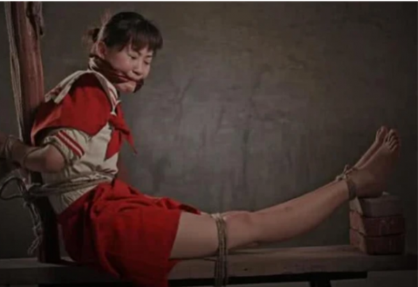 看似簡單的“老虎凳”有多可怕？只需3塊磚頭便讓犯人招供