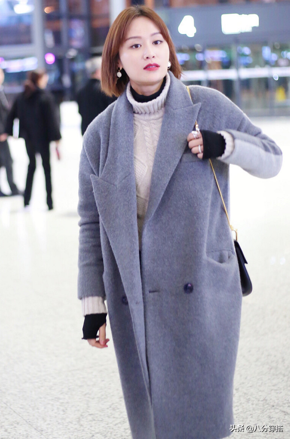 葉一茜真是氣質女神，灰色大衣配喇叭褲優雅大氣，不像奔四的人