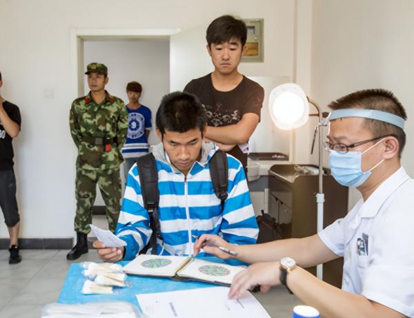 大學生應徵退伍後，選擇公務員編制好，還是50萬退伍費更吃香？