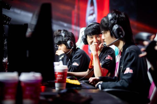 峽谷晚報：Doinb與LWX會師德杯四強，Rookie加盟V5，改名福利上線