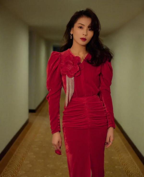 女星紅裝高圓圓喜慶，李宇春最驚豔，熱巴像公主！趙麗穎最可愛