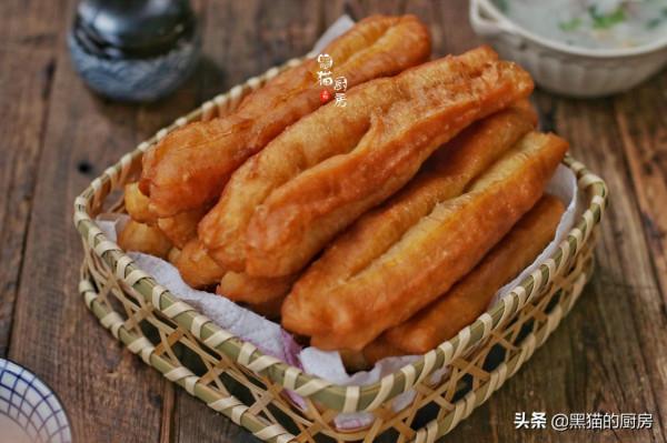 炸油條用普通麵粉還是高筋麵粉？酵母粉還是泡打粉？我來告訴你