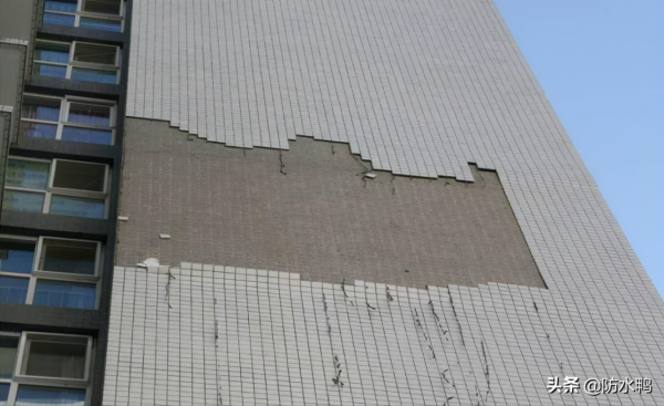 我也是醉了，刷了防水貼上瓷磚咋就掉了呢？