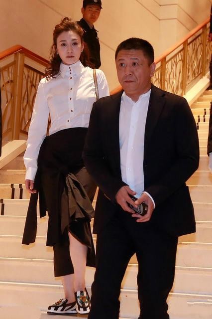 李小冉與老公亮相，她穿著簡單成跟班，製片人老公穿西裝氣場真強