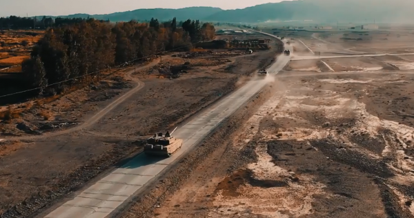 重型“土豪”旅出擊!99A坦克牽引機動,“鋼鐵風暴”炮聲如雷 重型“土豪”旅出擊!99A坦克牽引機動,“鋼鐵風暴”炮聲如雷