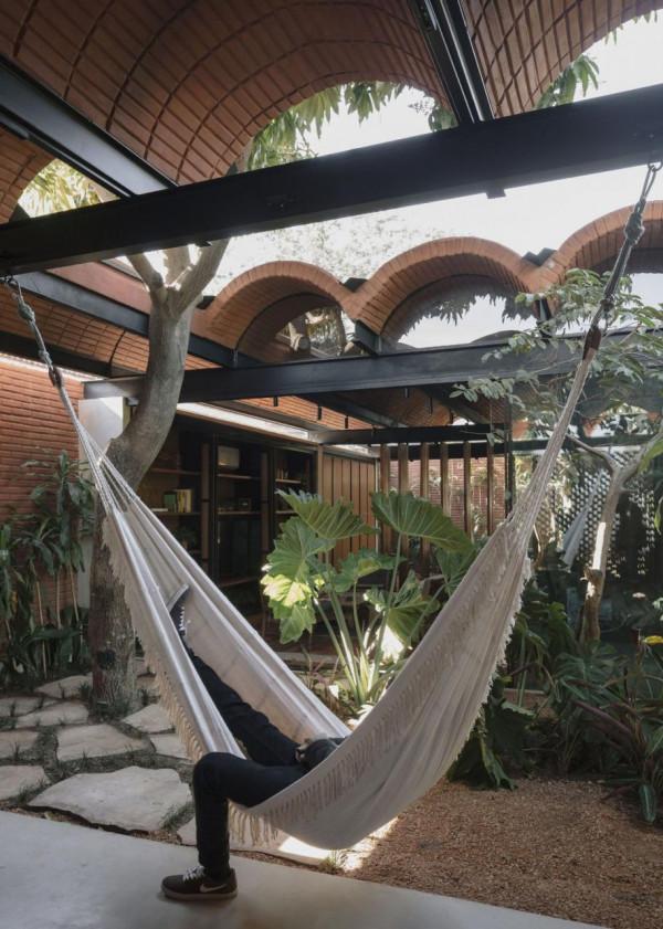 手工壓制磚與木材構築而成的自宅 &sol; Equipo de Arquitectura