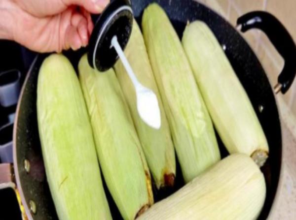 煮玉米時別隻放清水煮，多加這2種調料，玉米個個香甜軟糯又好吃