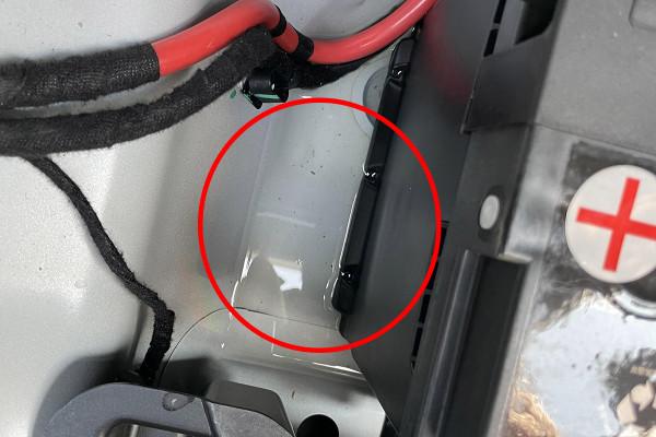 奧迪官方認證二手A4L,檢測發現後備箱全是水,客戶:買回去養魚 奧迪官方認證二手A4L,檢測發現後備箱全是水,客戶:買回去養魚