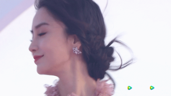 GQ年度最美紅毯：熱巴雀斑妝出戰，baby仙女棒接招，金晨紅氣逼人