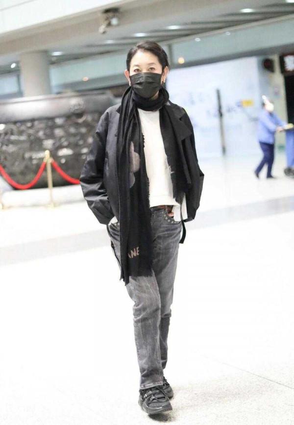 倪萍越老越“時髦”，穿短西裝配牛仔褲洋氣減齡，哪像奶奶輩的人