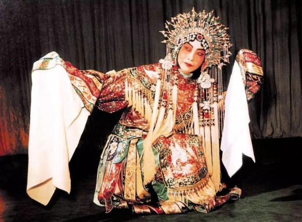 開國大典上，毛主席身後站著一個年輕人，戴著黑色禮帽，他是誰？