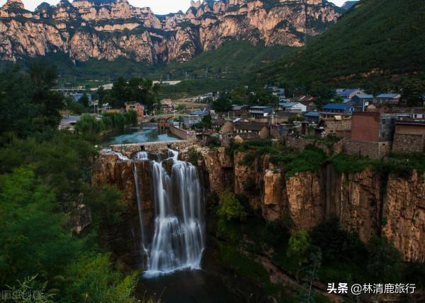中國最美的懸崖村：房屋建在瀑布旁，美得像是P圖，避暑絕佳