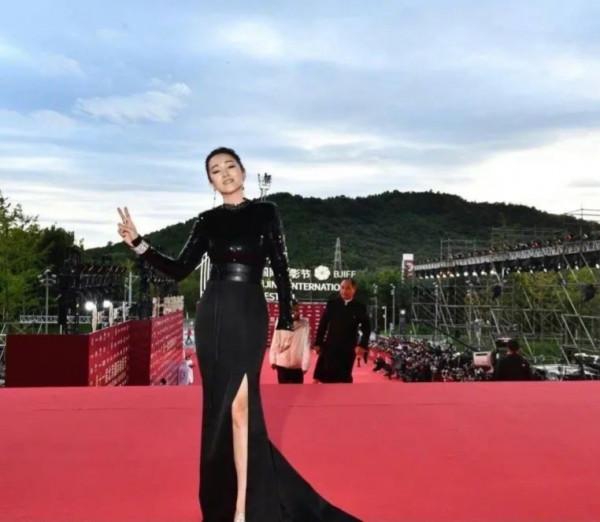 北影節紅毯：楊穎美背搶鏡，佟麗婭仙氣絕美，都不及鞏俐比耶吸睛