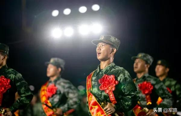 持劍上崗?這樣的操作簡直帥炸了 持劍上崗?這樣的操作簡直帥炸了