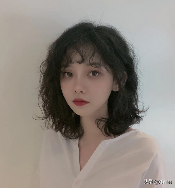 元旦爆款髮型分享，氣質燙髮洋氣卷，特色短髮顯白染