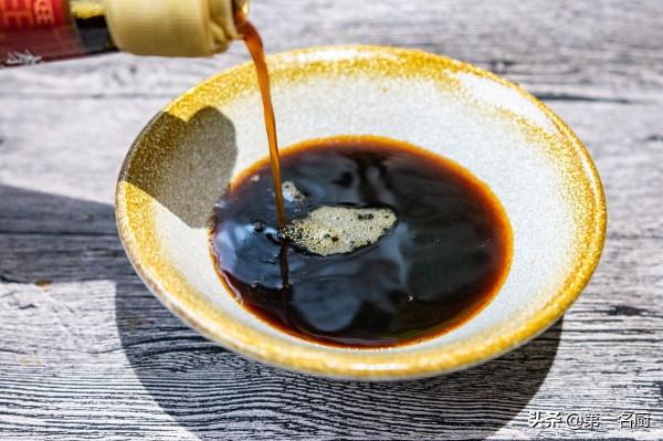 煮肉燉排骨，放料越多越難吃，只需放1味料，軟爛入味，吃著賊香