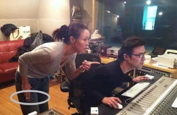 演員於震與好友聚會，飯桌上抽菸被指沒素質，其實很多明星好這口