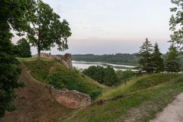 一座不大不小，人不多不少的剛剛好小鎮