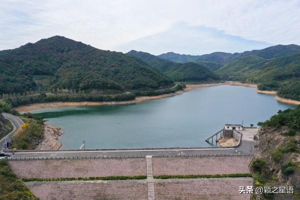 寧波天池畔，鄉村聯排別墅，人去屋空