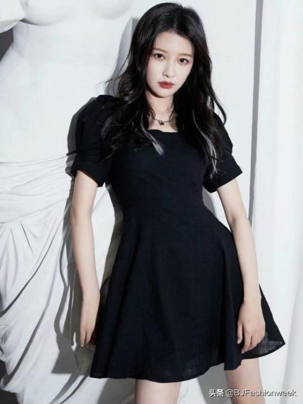 秋季小黑裙可以穿孫怡這一身,作為內搭來說,不挑人有氣場 秋季小黑裙可以穿孫怡這一身,作為內搭來說,不挑人有氣場