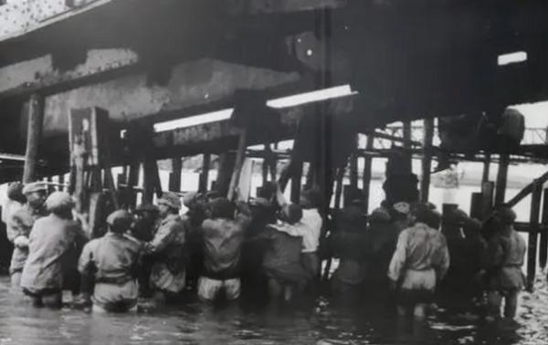 王震找縣長辦事被“耍官威”，上將葉飛得知後大怒：將其革職查辦