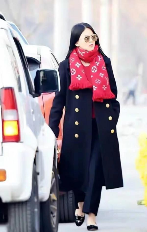 李湘獨自走機場,穿嫩粉色羽絨服體態圓潤,手戴大鑽石頗顯土豪氣 李湘獨自走機場,穿嫩粉色羽絨服體態圓潤,手戴大鑽石頗顯土豪氣