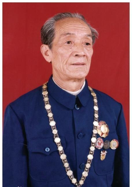 四川老兵回鄉隱居，30多年後兒子指著報紙道：爹，上面在找你