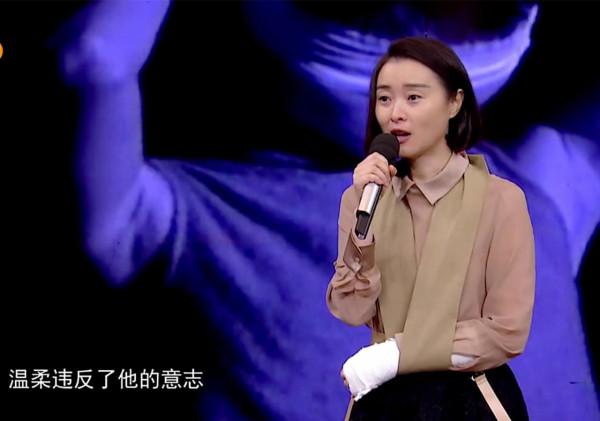 49歲的吳越17年未戀愛，原諒陳建斌蔣勤勤後，她選擇嫁給自己