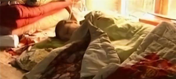 河北35歲懶惰女孩，臥床裝癱讓家人照顧20年，監控戳穿多年騙局