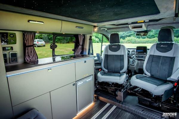 打個樣?全身黑化運動套件,這樣改裝的福特房車夠酷炫 打個樣?全身黑化運動套件,這樣改裝的福特房車夠酷炫